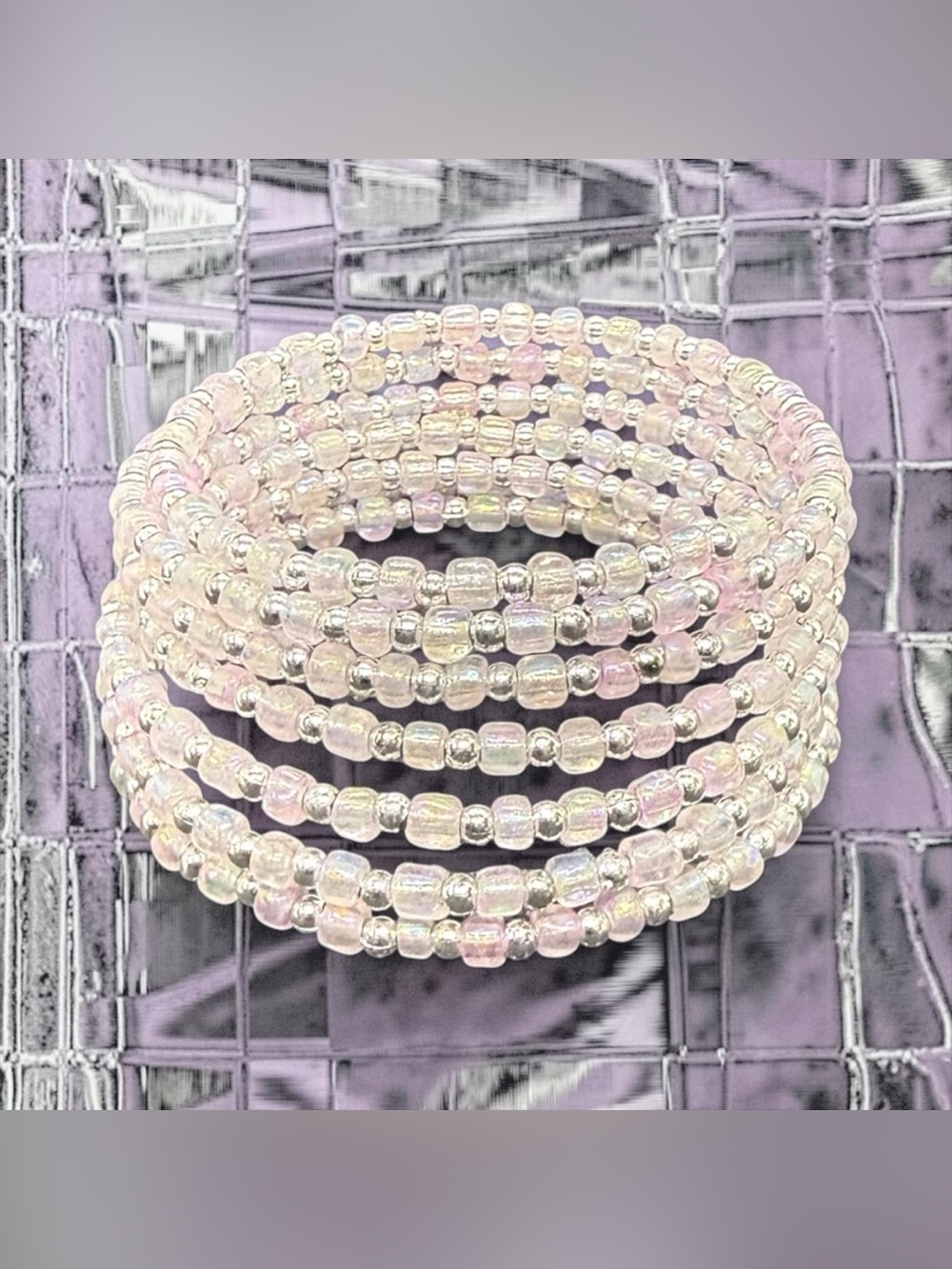 💜🩶Iridescent Lavender Hue Beaded Coil Bracelet/NWOT💜🩶